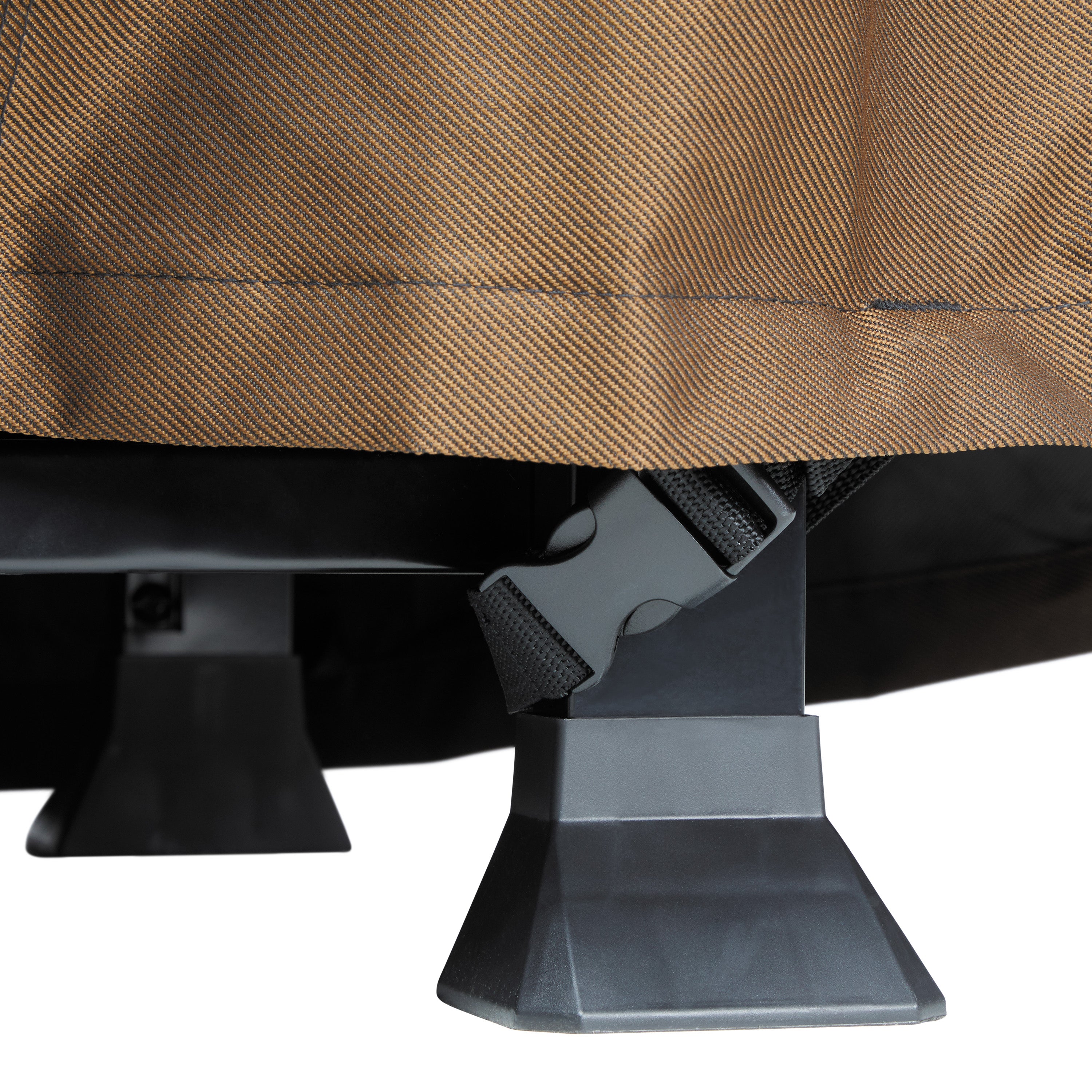 56-270_Patio_ElkRidge_BBQCartGrillCover_Clip_Detail.jpg