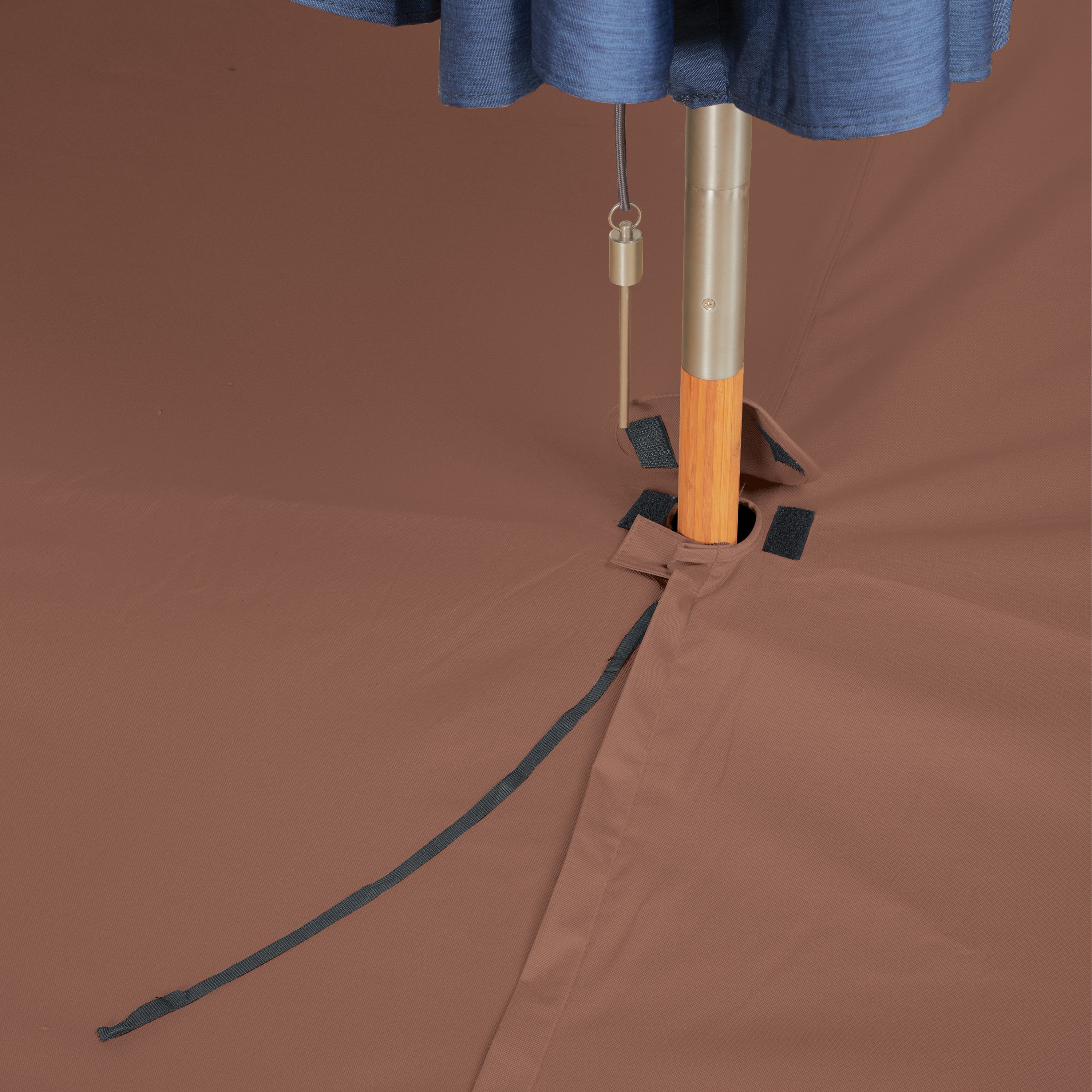 Duck_Ultimate_TableAndChairSet_WithUmbrella_Detail_HoleWithUmbrella.jpg