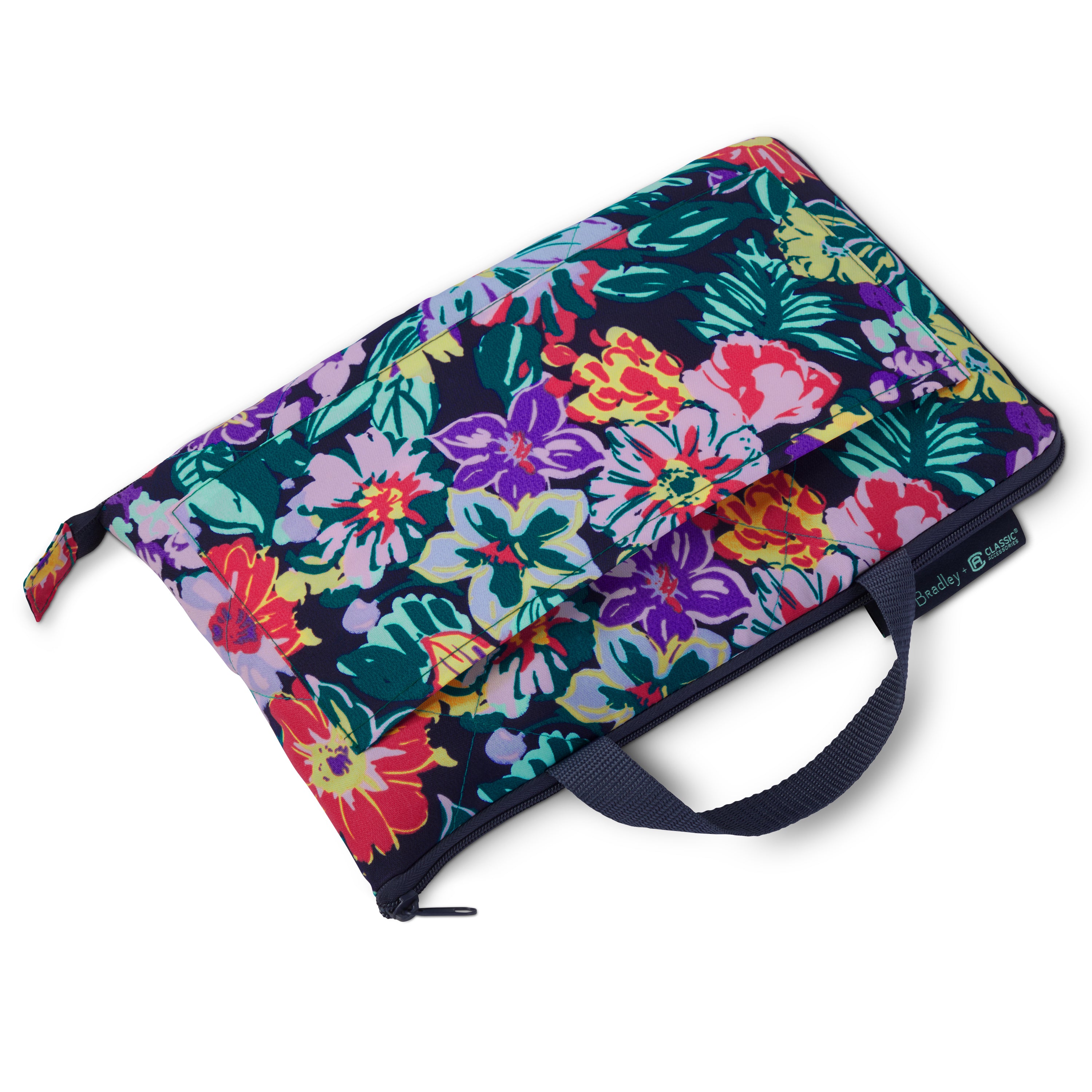 40-068_PATIO_VeraBradley_GolfBlanket_HappyBlooms_ExteriorPocket.jpg