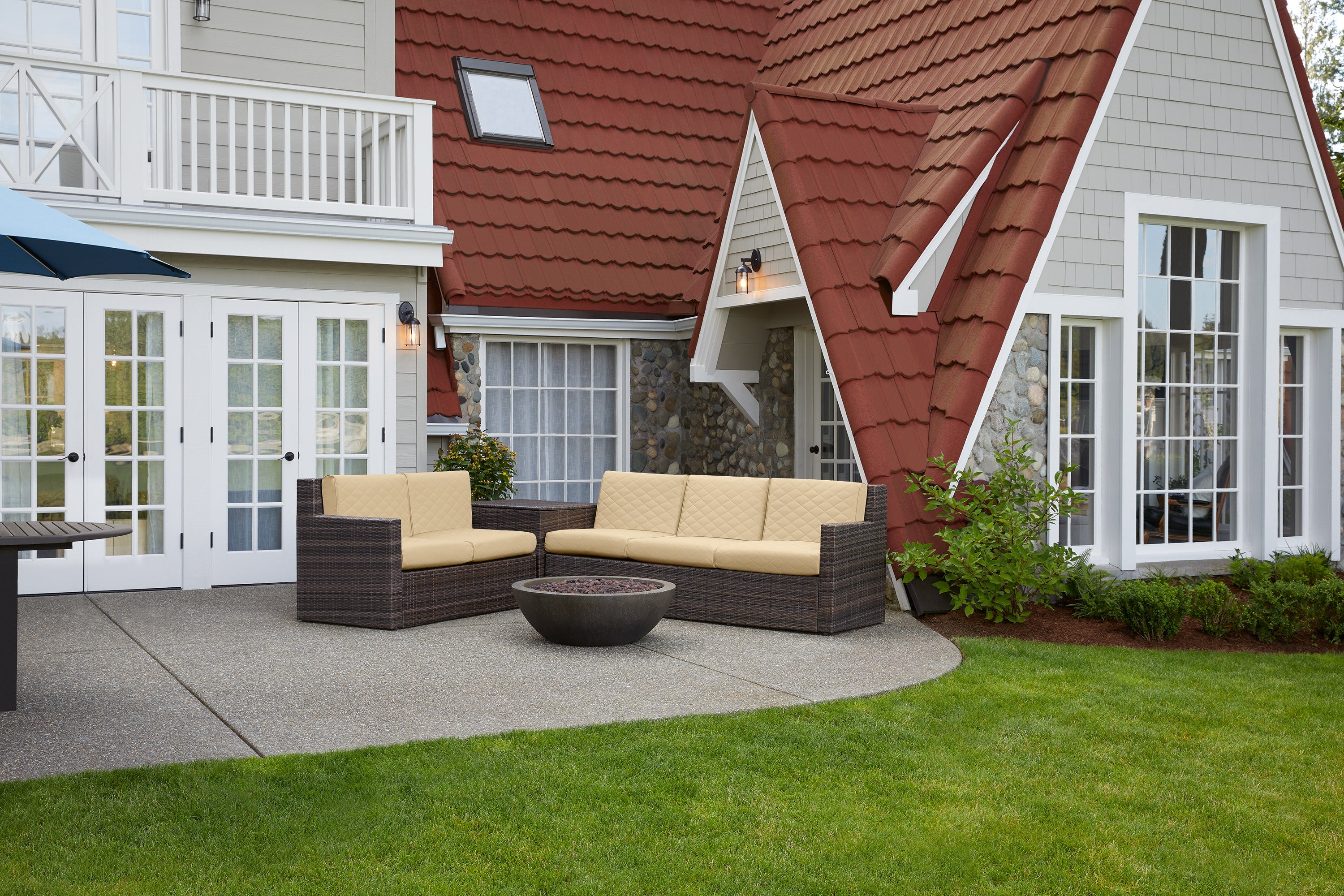 60-4xx_PAT_Montlake_QuiltedCushion_Sectional_Lifestyle_Chamomile_IMG.jpg