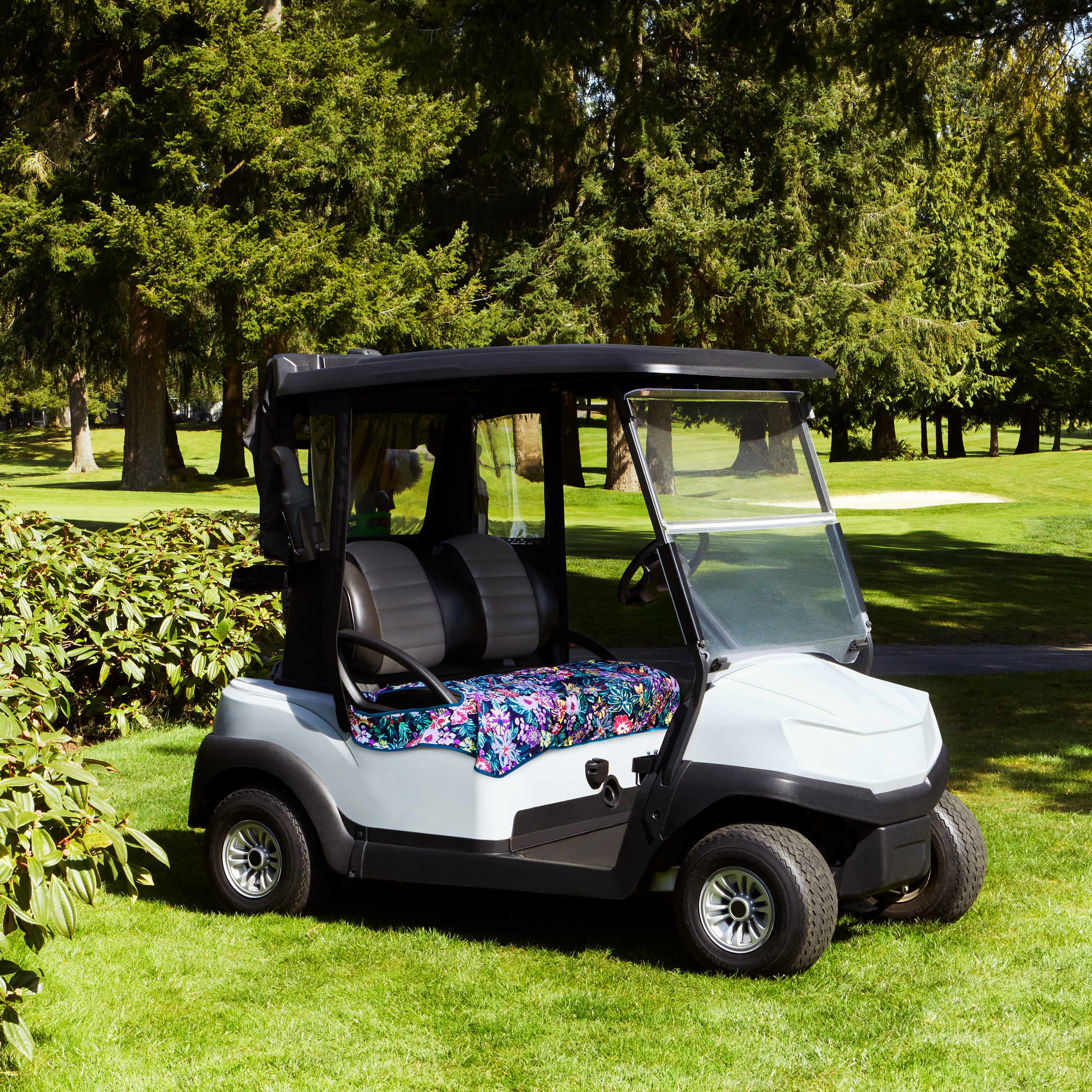 40-068_PATIO_VeraBradley_GolfBlanket_HappyBlooms_Lifestyle_NoModel_Blanket.jpg