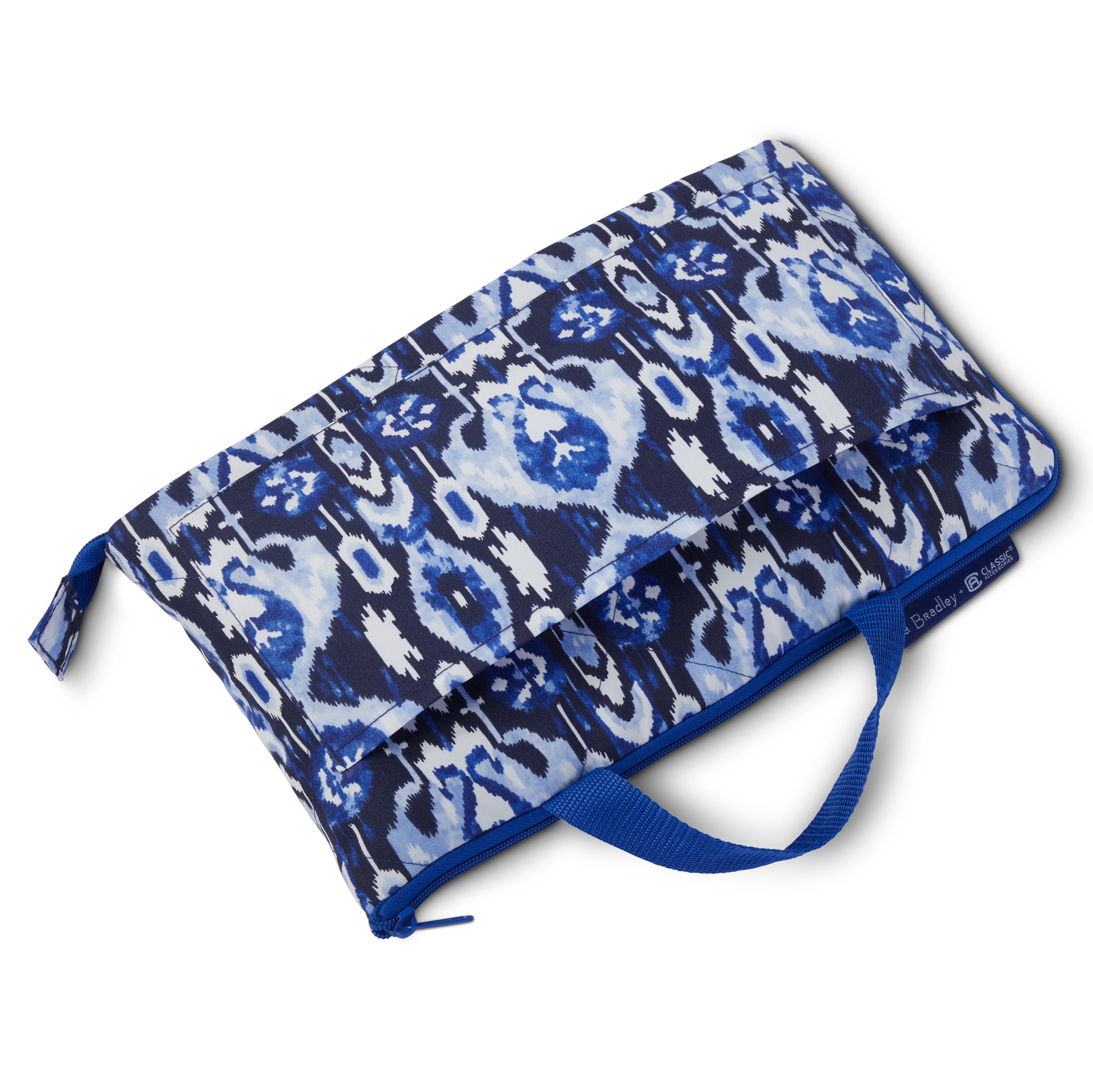 40-069_PATIO_VeraBradley_GolfBlanket_IkatIsland_ExteriorPocket.jpg