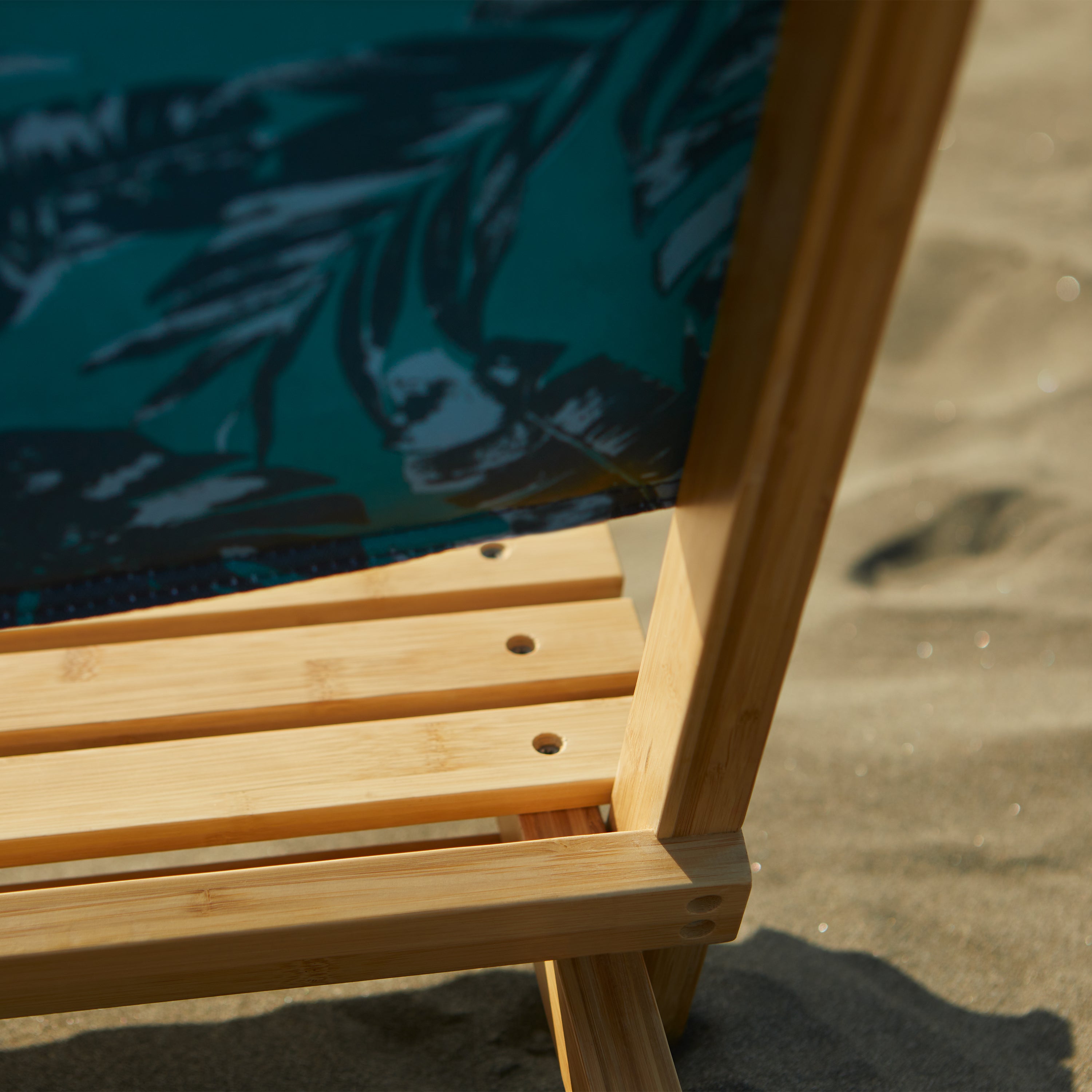 DOFCH_PATIO_DUCK_BeachChair_OlympicForest_Lifestyle_Back_Detail_Square.jpg