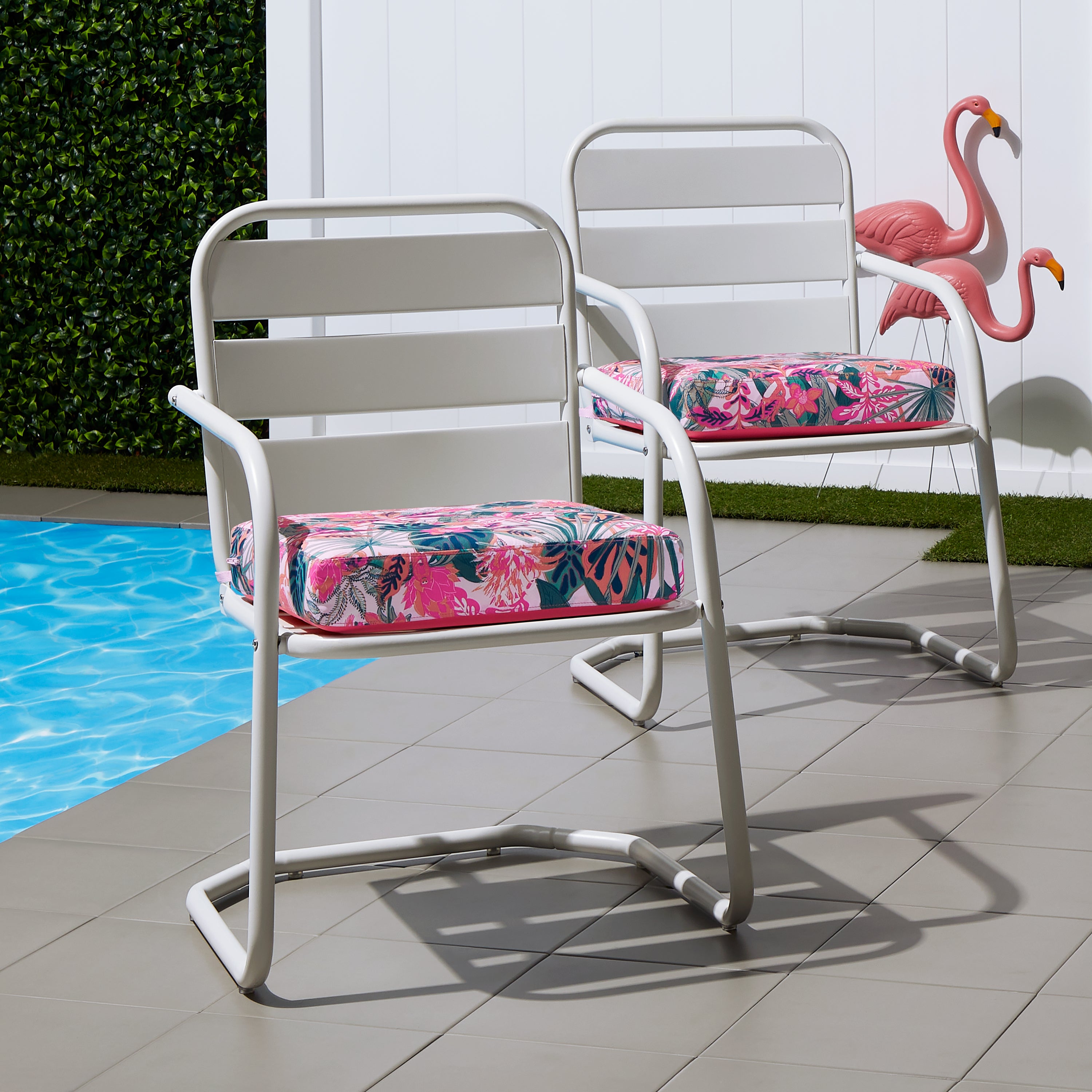 62-170_PATIO_VeraBradely_FoamSeatCushions_RainforestCanopyCoral_Lifestyle_PoolSide_Day.jpg