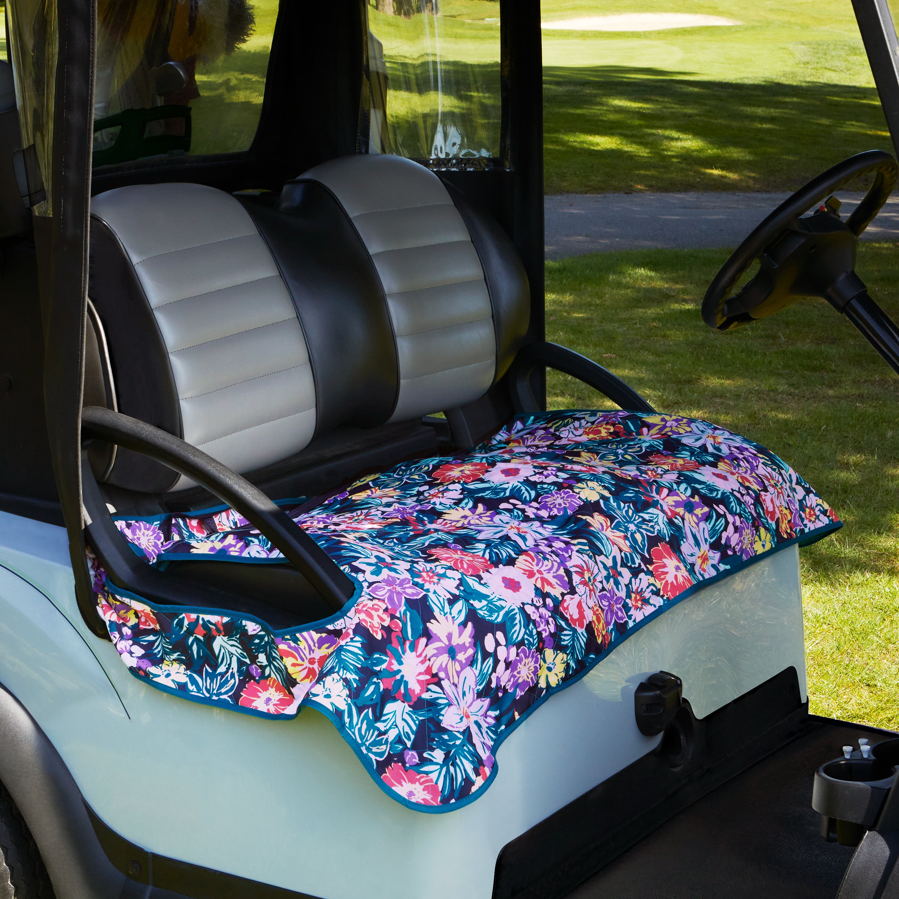 40-068_PATIO_VeraBradley_GolfBlanket_HappyBlooms_Lifestyle_CloseUp_Detail.jpg