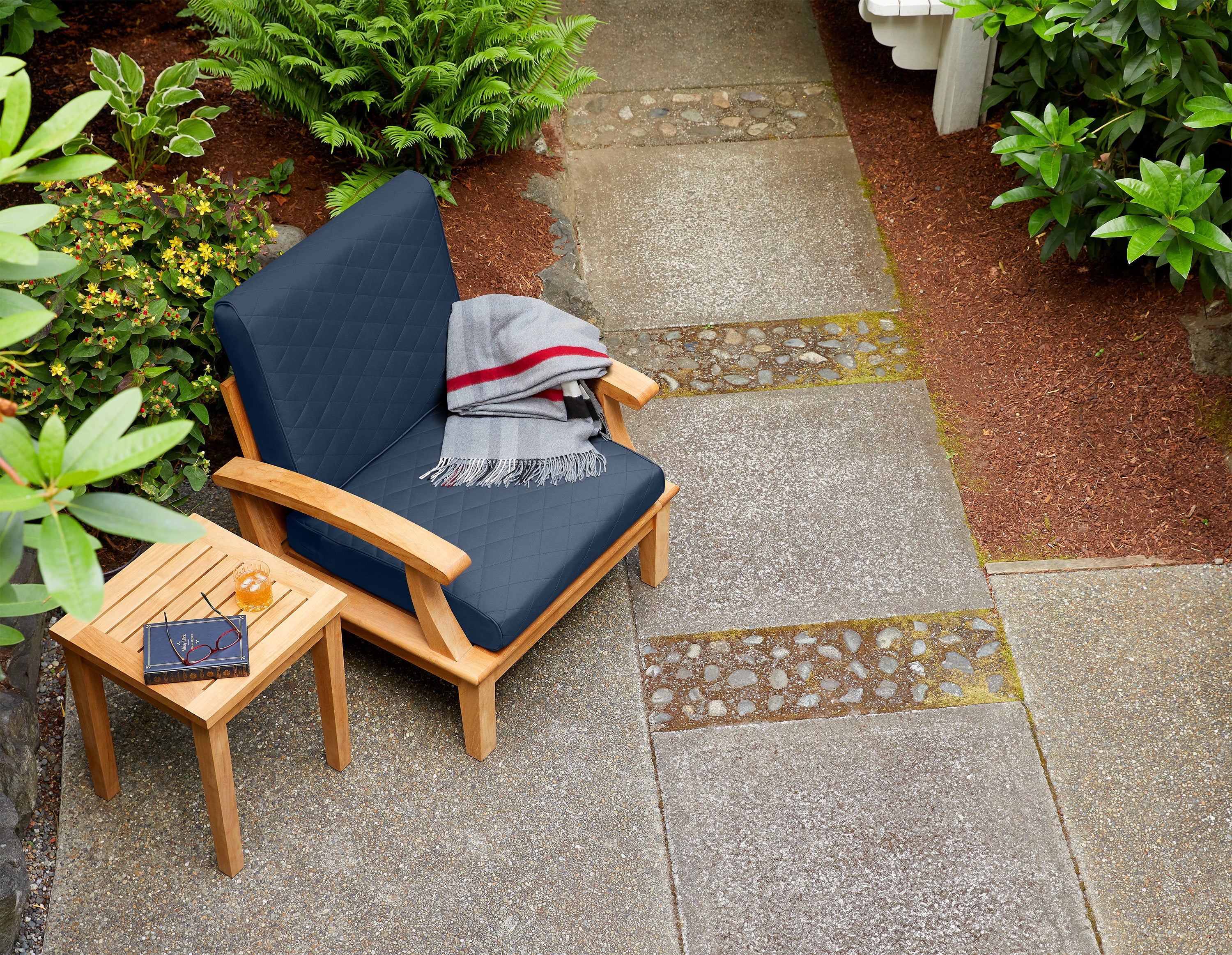60-483_PAT_Montlake_QuiltedCushion_Seat_LifestyleBlanket_Navy_IMG.jpg