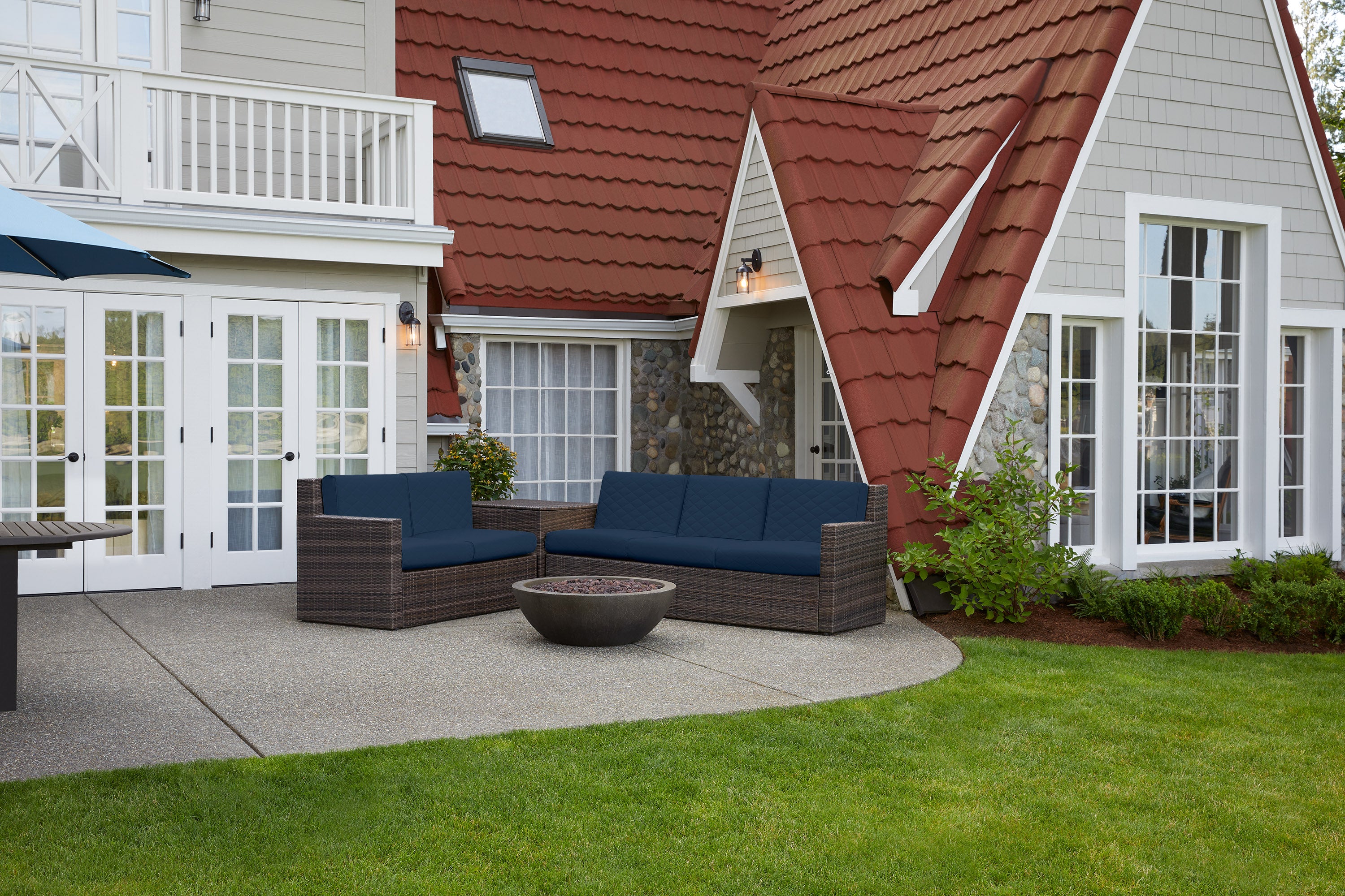 60-4xx_PAT_Montlake_QuiltedCushion_Sectional_Lifestyle_Navy_IMG.jpg