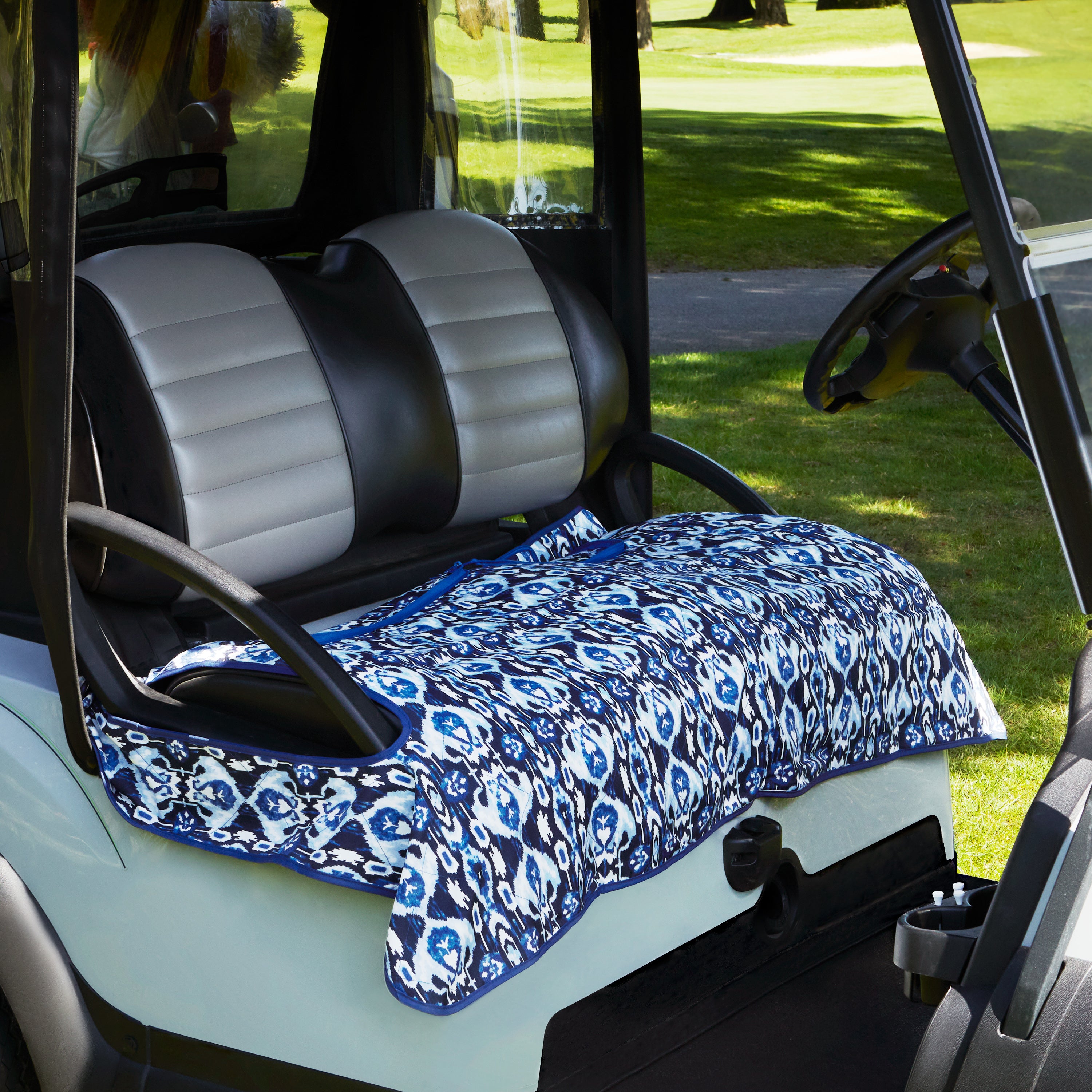 40-069_PATIO_VeraBradley_GolfBlanket_IkatIsland_Lifestyle_CloseUp_Detail.jpg