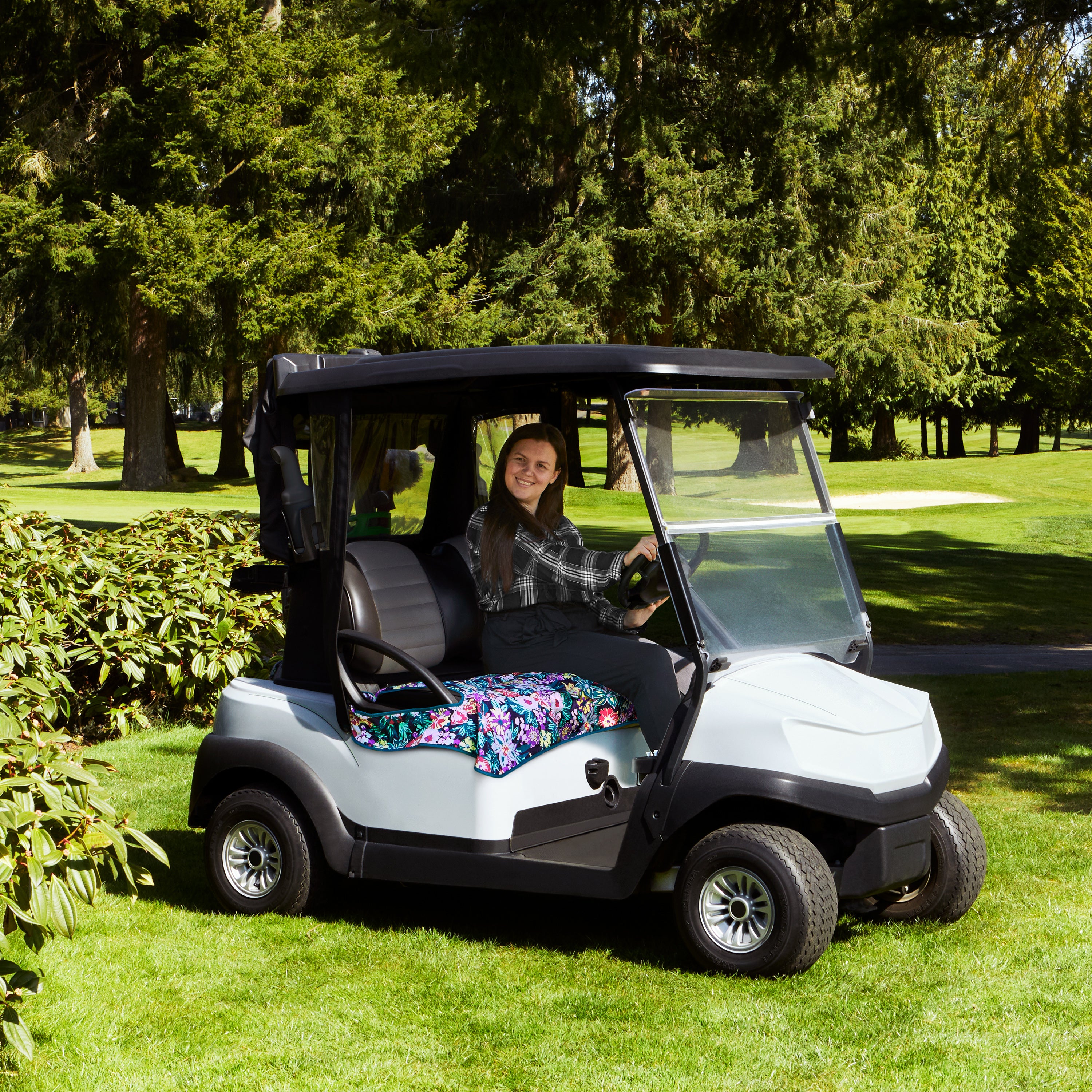 40-068_PATIO_VeraBradley_GolfBlanket_HappyBlooms_Lifestyle_Model_Sitting.jpg