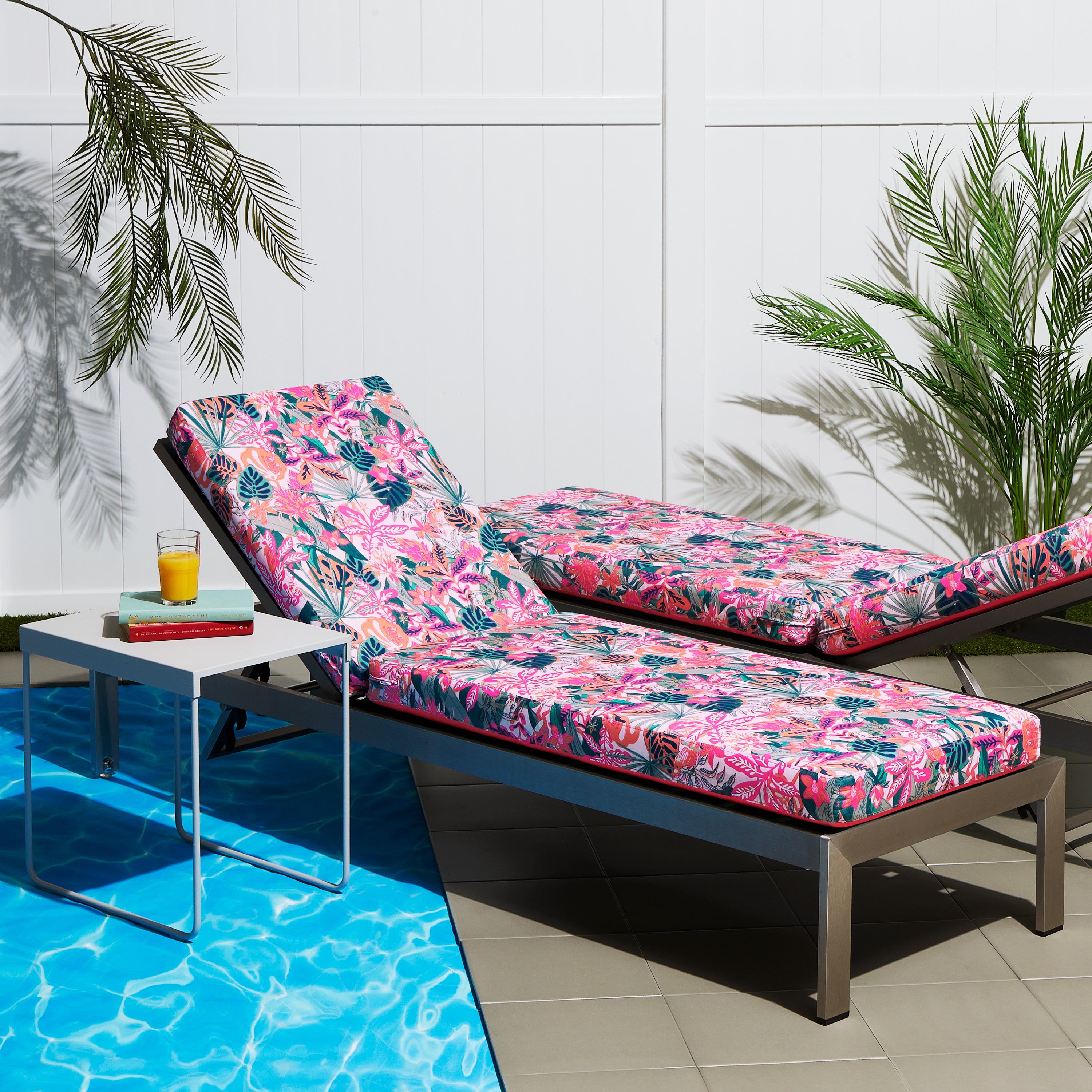 62-168_PATIO_VeraBradley_FoamCushions_ChaiseLounge_RainforestCanopyCoral_Lifestyle_PoolSide.jpg