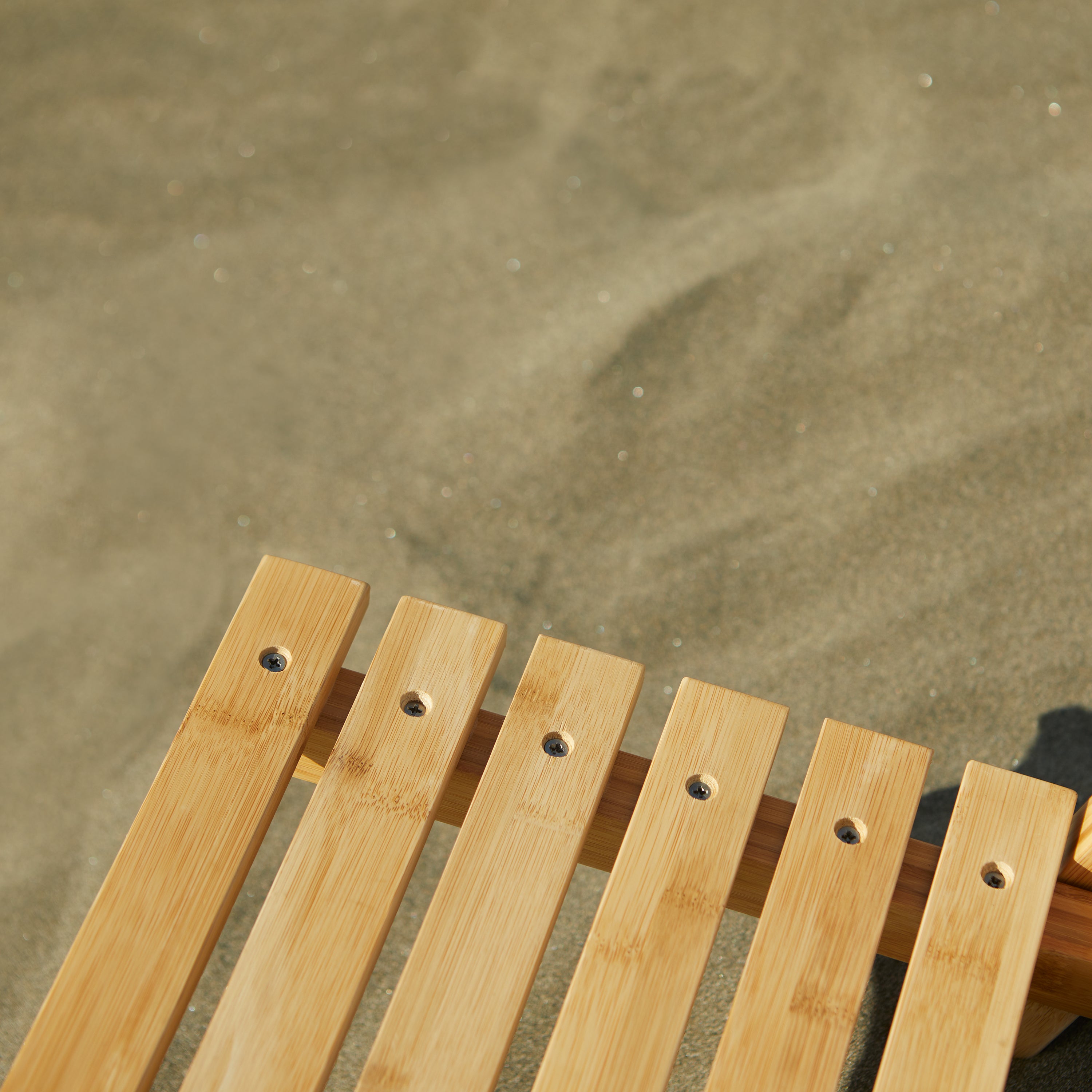 DOFCH_PATIO_DUCK_BeachChair_OlympicForest_Lifestyle_Base_Detail_Square.jpg