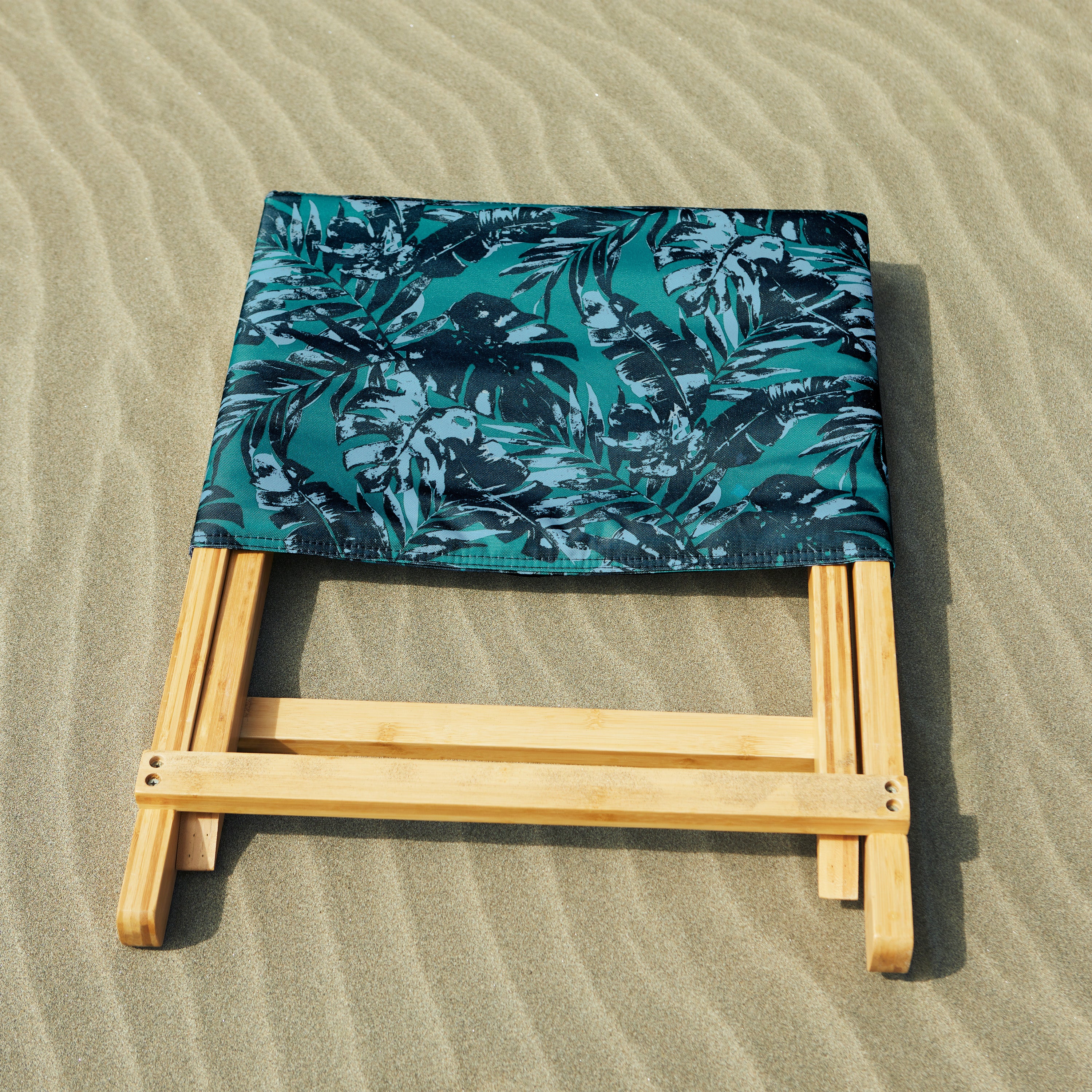 DOFCH_PATIO_DUCK_BeachChair_OlympicForest_Lifestyle_Sand_Flatlay_Square.jpg