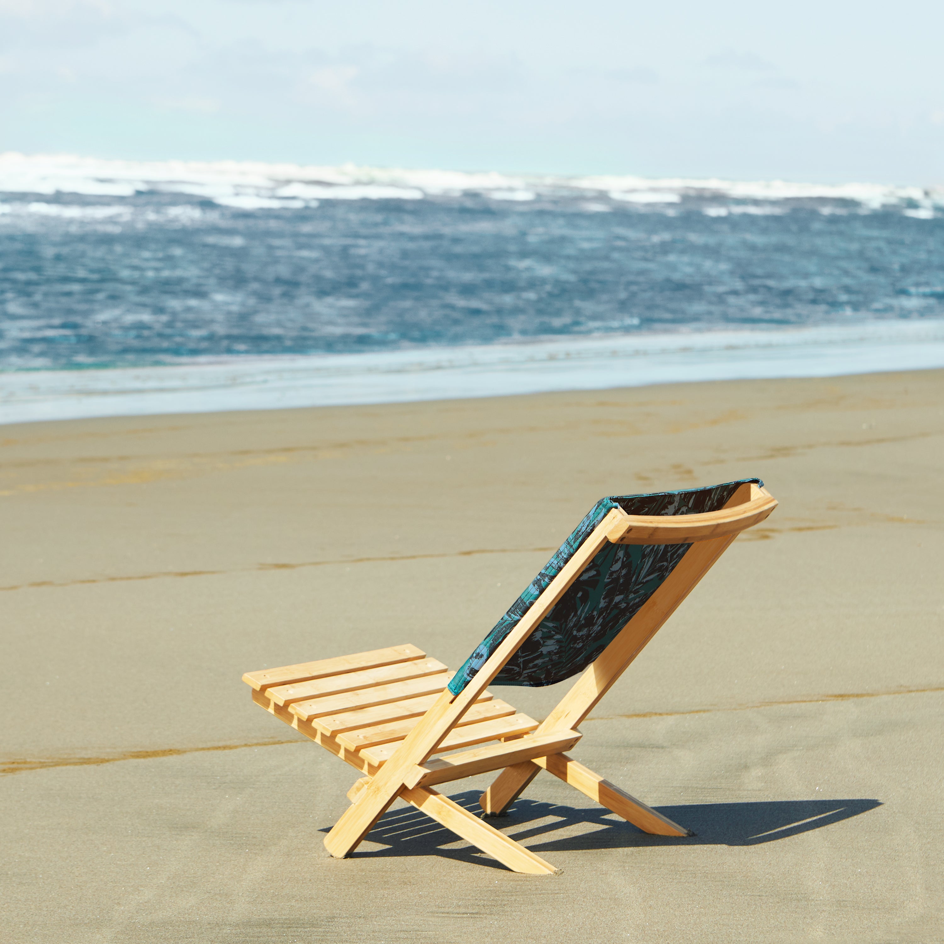 DOFCH_PATIO_DUCK_BeachChair_OlympicForest_Beach_Lifestyle_Square.jpg