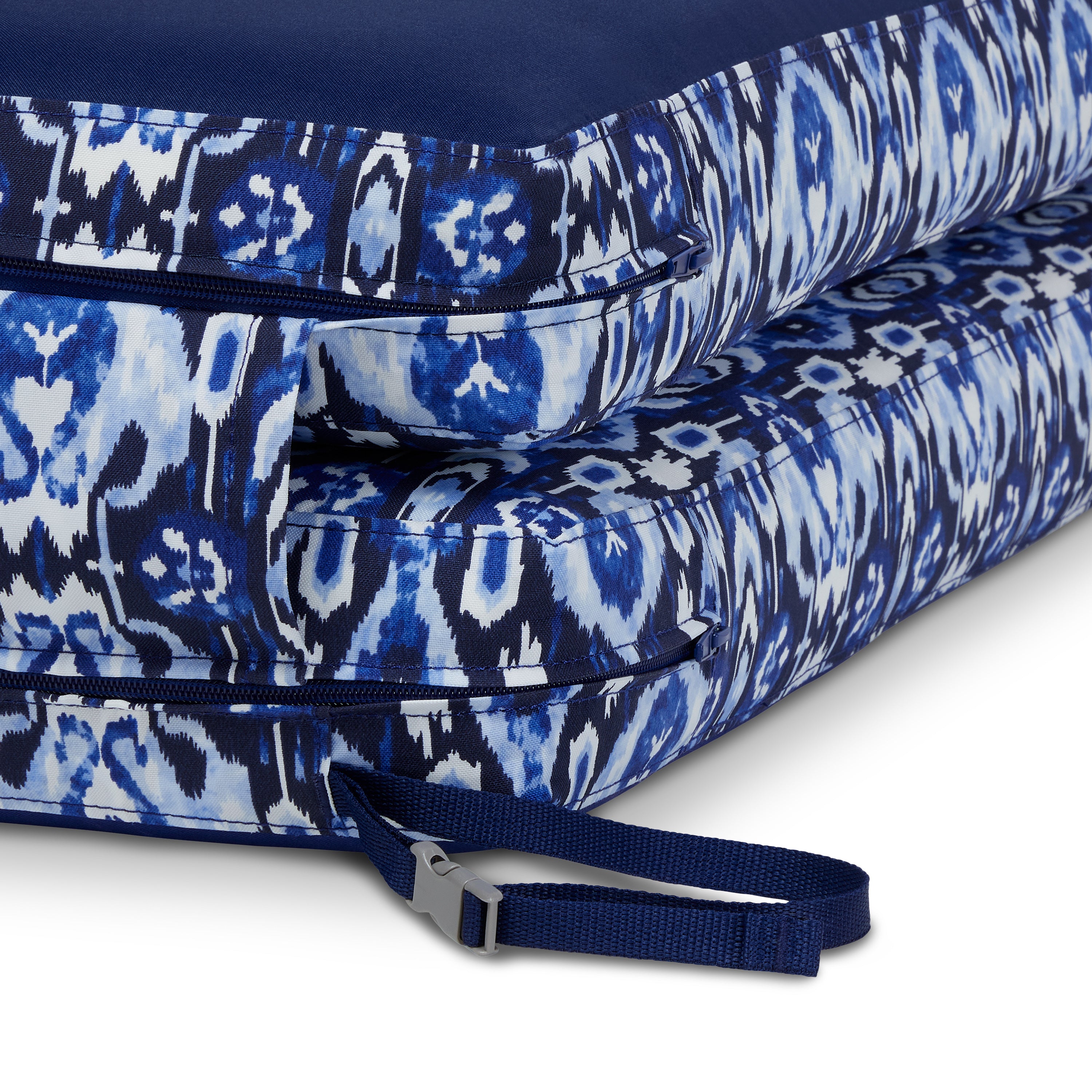 62-152_PATIO_VeraBradley_FoamCushions_ChaiseLounge_IkatIsland_Strap_Detail_IMG.jpg
