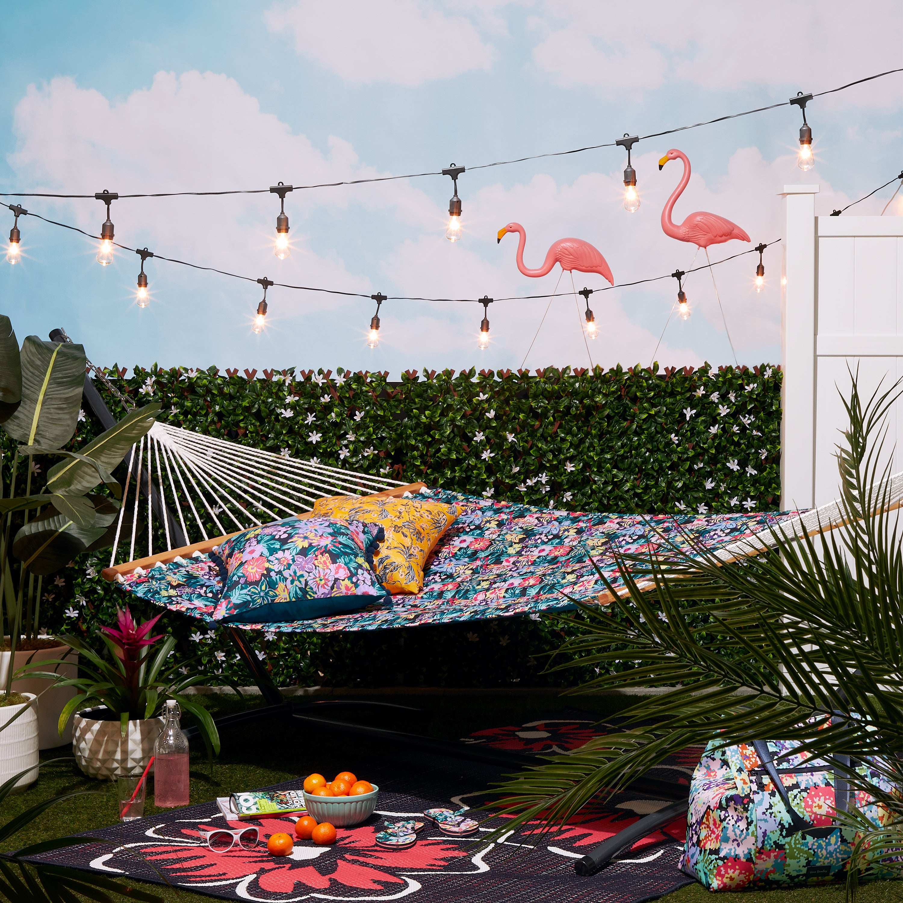 50-125_PATIO_VeraBradley_Hammock_Rug_AccentPillows_HappyBlooms_Gold_Lifestyle.jpg
