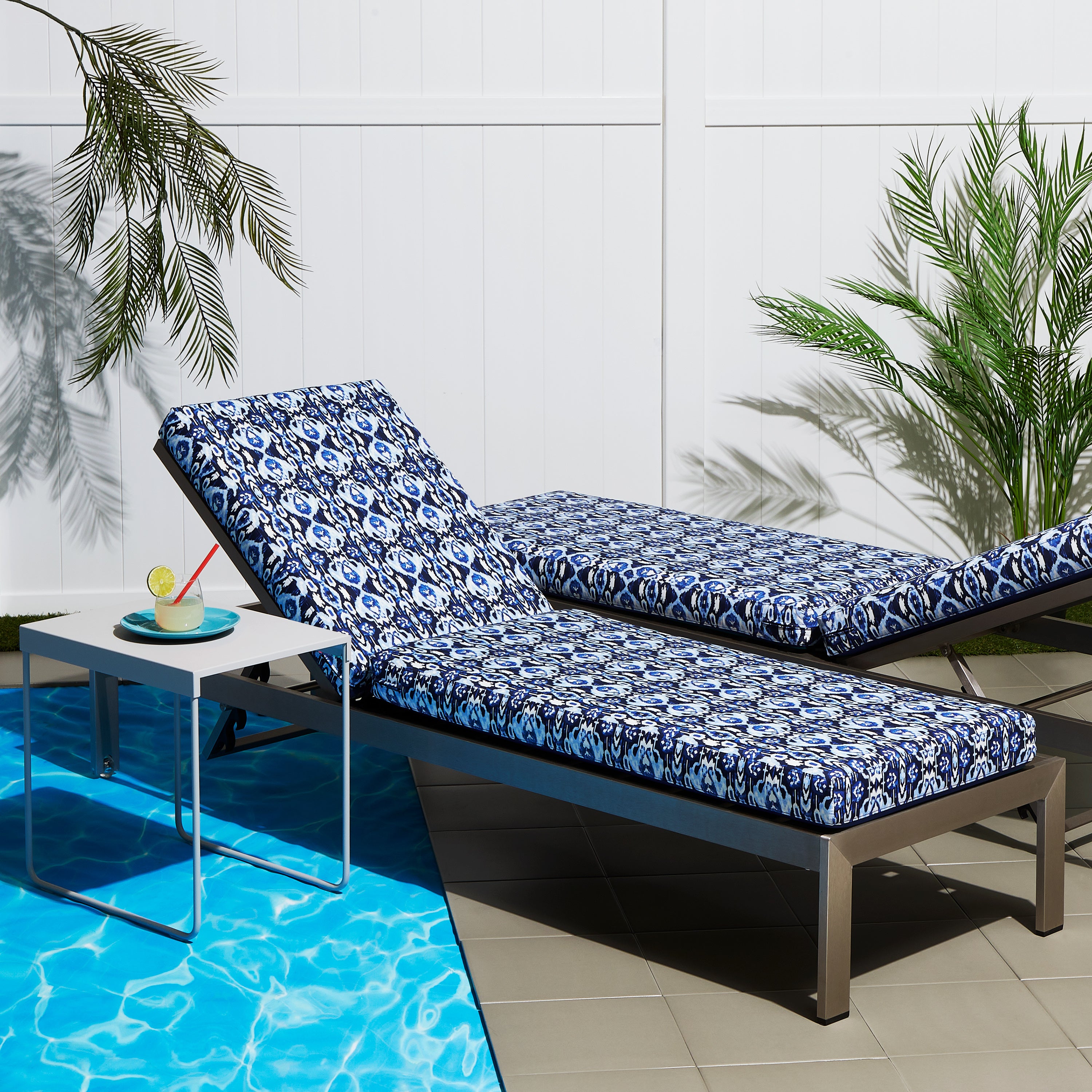 62-152_PATIO_VeraBradley_FoamCushions_ChaiseLounge_IkatIsland_Lifestyle_PoolSide.jpg