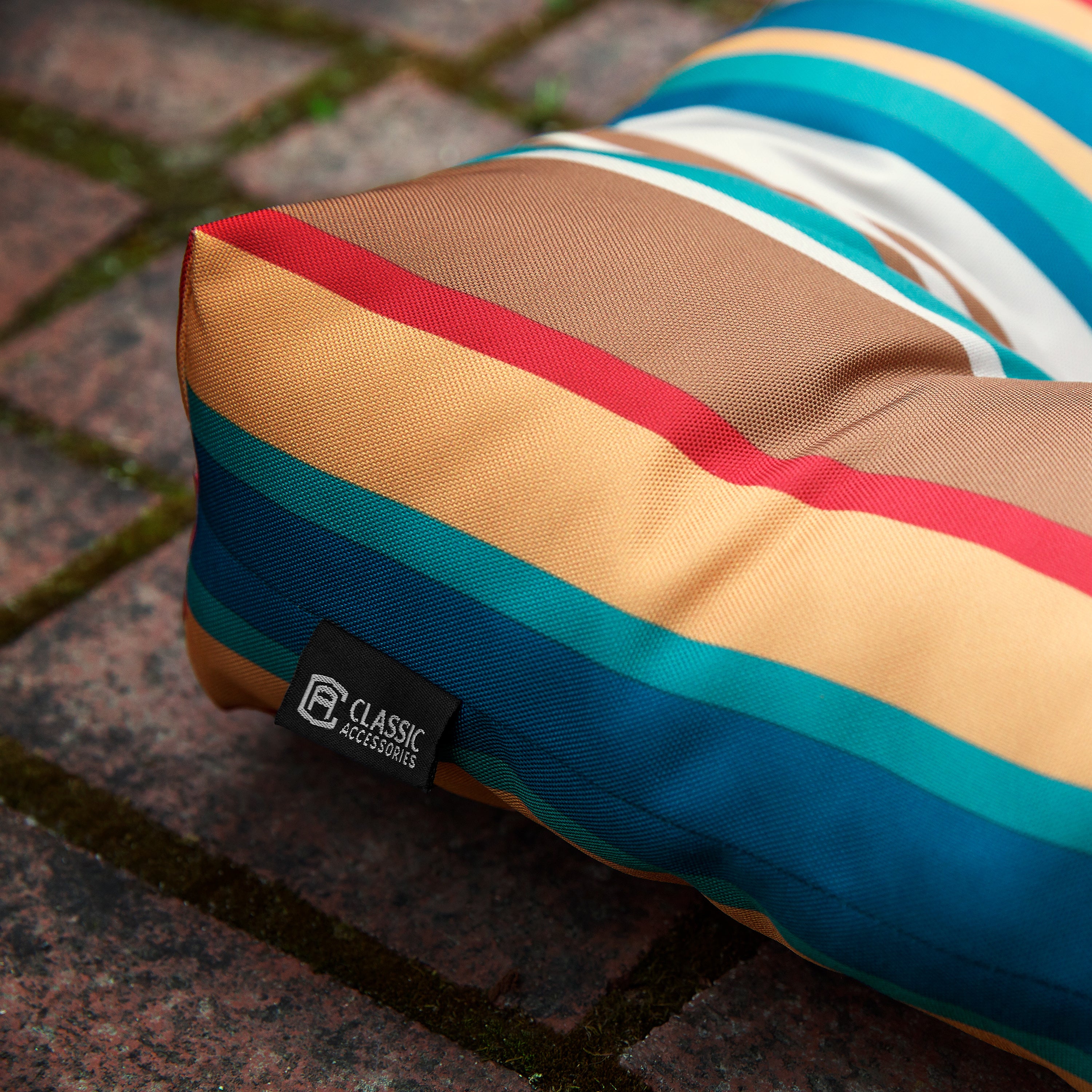 62-122_PAT_OPP_SeatCushion_BackYard_LifestyleSantaFe_Stripe_BricksCloseUp_IMG.jpg