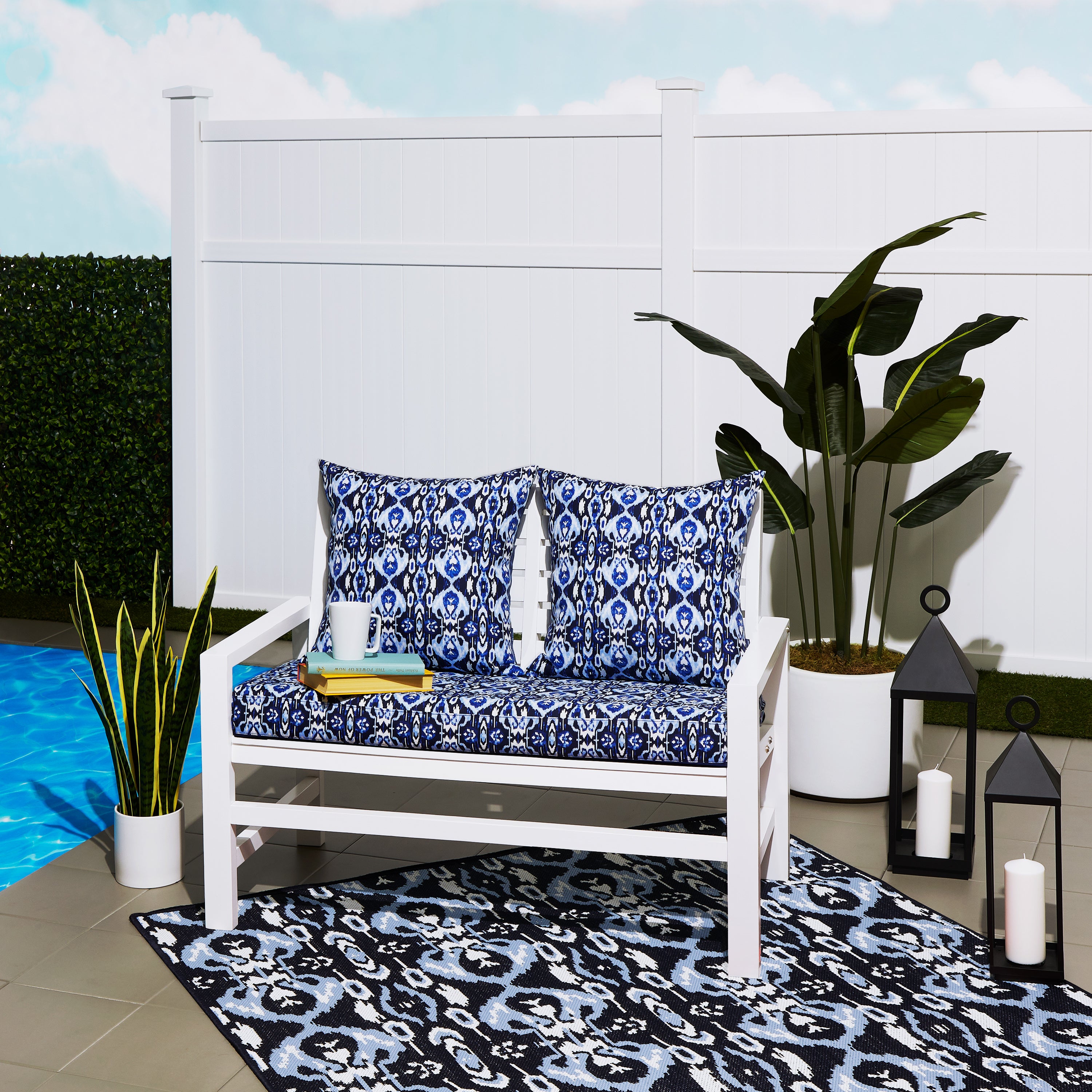 62-1XX_PATIO_VeraBradley_FoamBenchCushions_AccentPillows_Rug_IkatIsland_Lifestyle_PoolSide.jpg