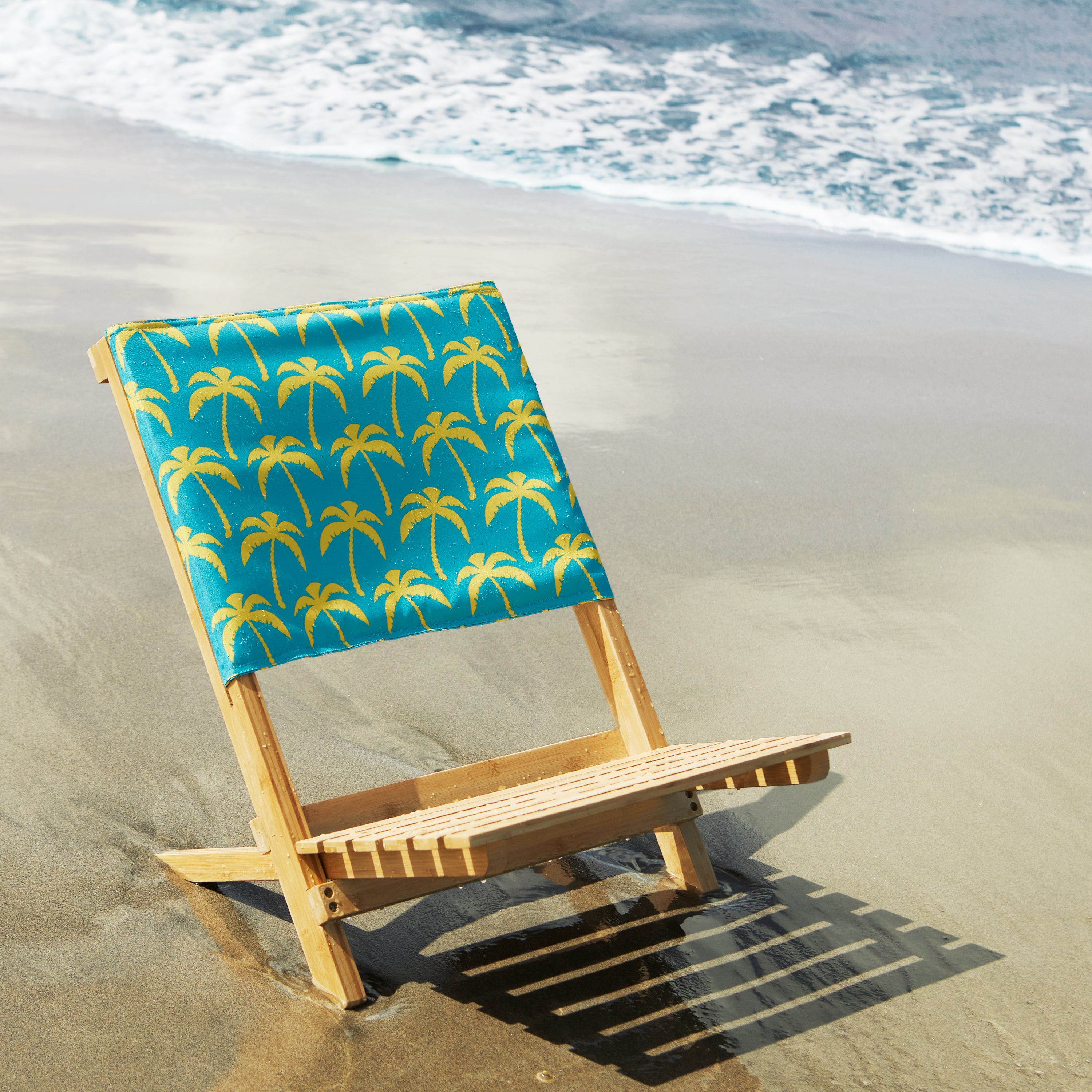 DRTCH_PATIO_DUCK_BeachChair_RealTeal_Palm_Lifestyle_Angled_Water_Square.jpg