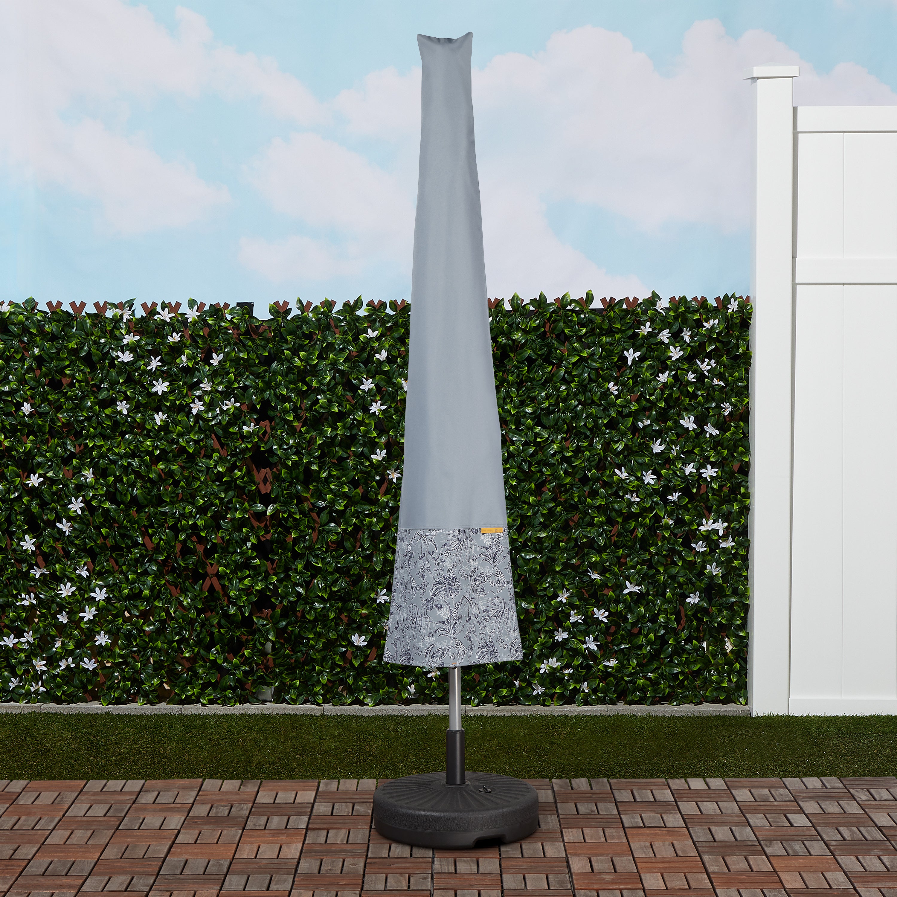56-463_PATIO_VeraBradley_Covers_Umbrella_RainforestToileGrey_Lifestyle.jpg