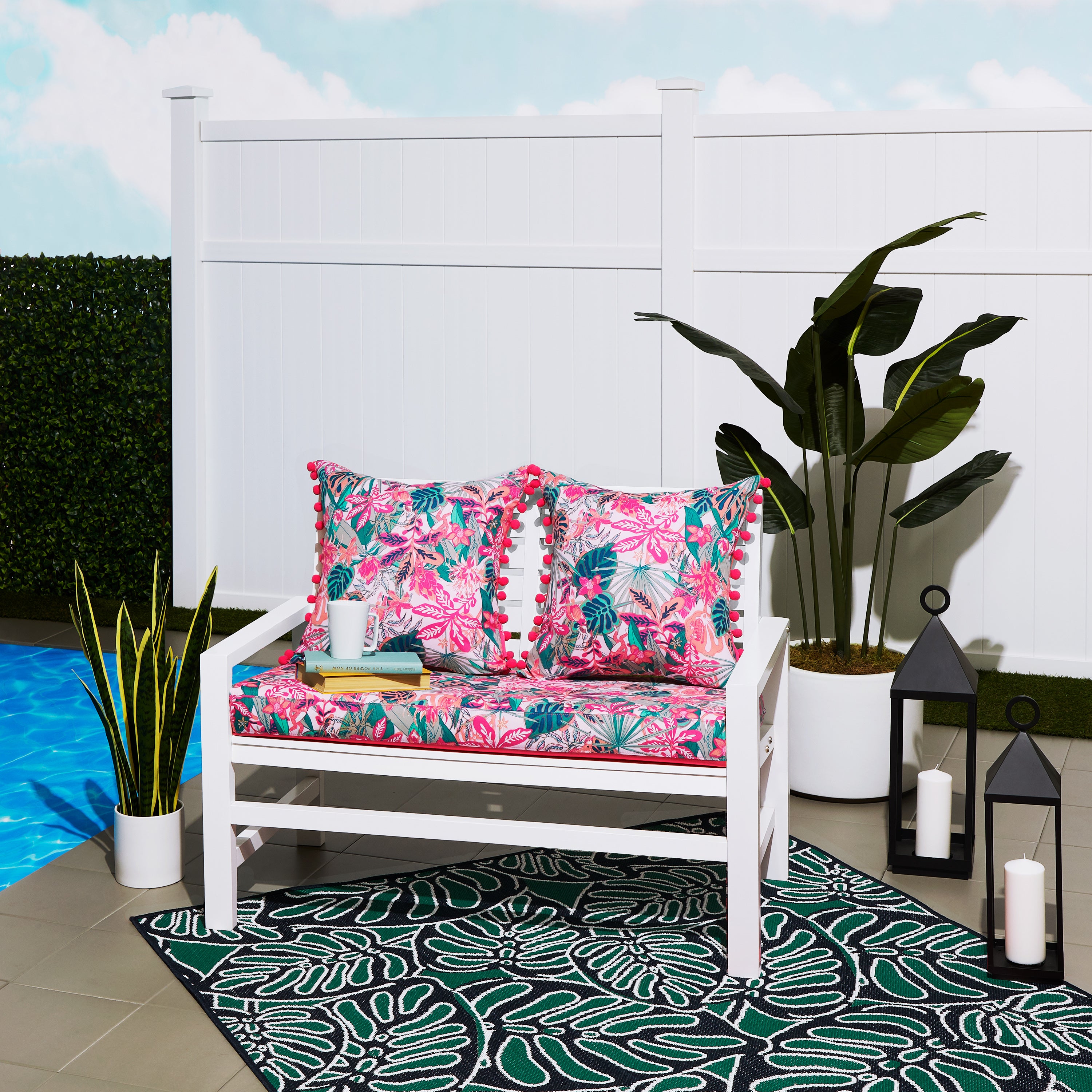 62-1XX_PATIO_VeraBradley_FoamBenchCushions_AccentPillows_Rug_RainforestCanopyCoral_Lifestyle_PoolSide.jpg