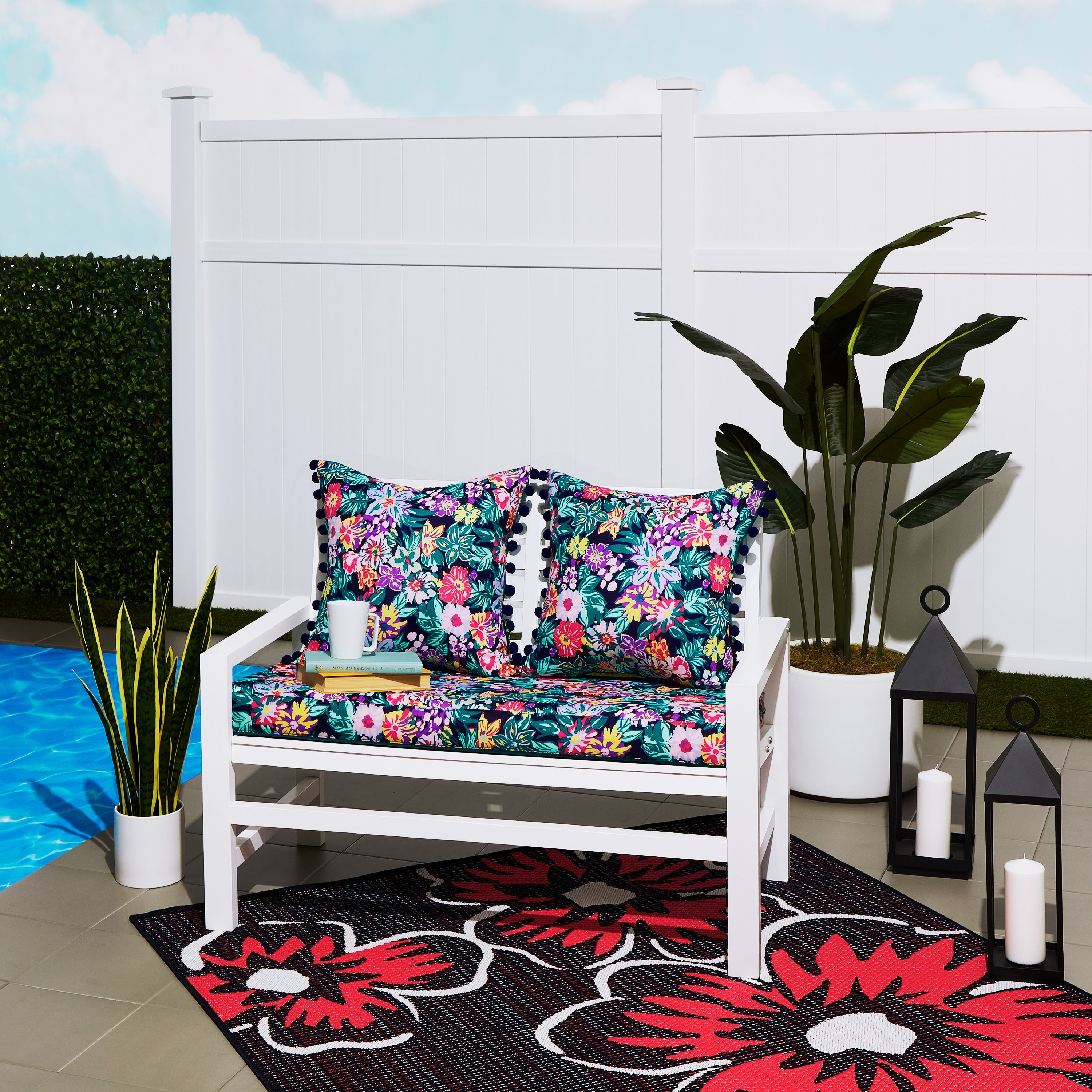 62-1XX_PATIO_VeraBradley_FoamBenchCushions_AccentPillows_Rug_HappyBlooms_Lifestyle_PoolSide.jpg