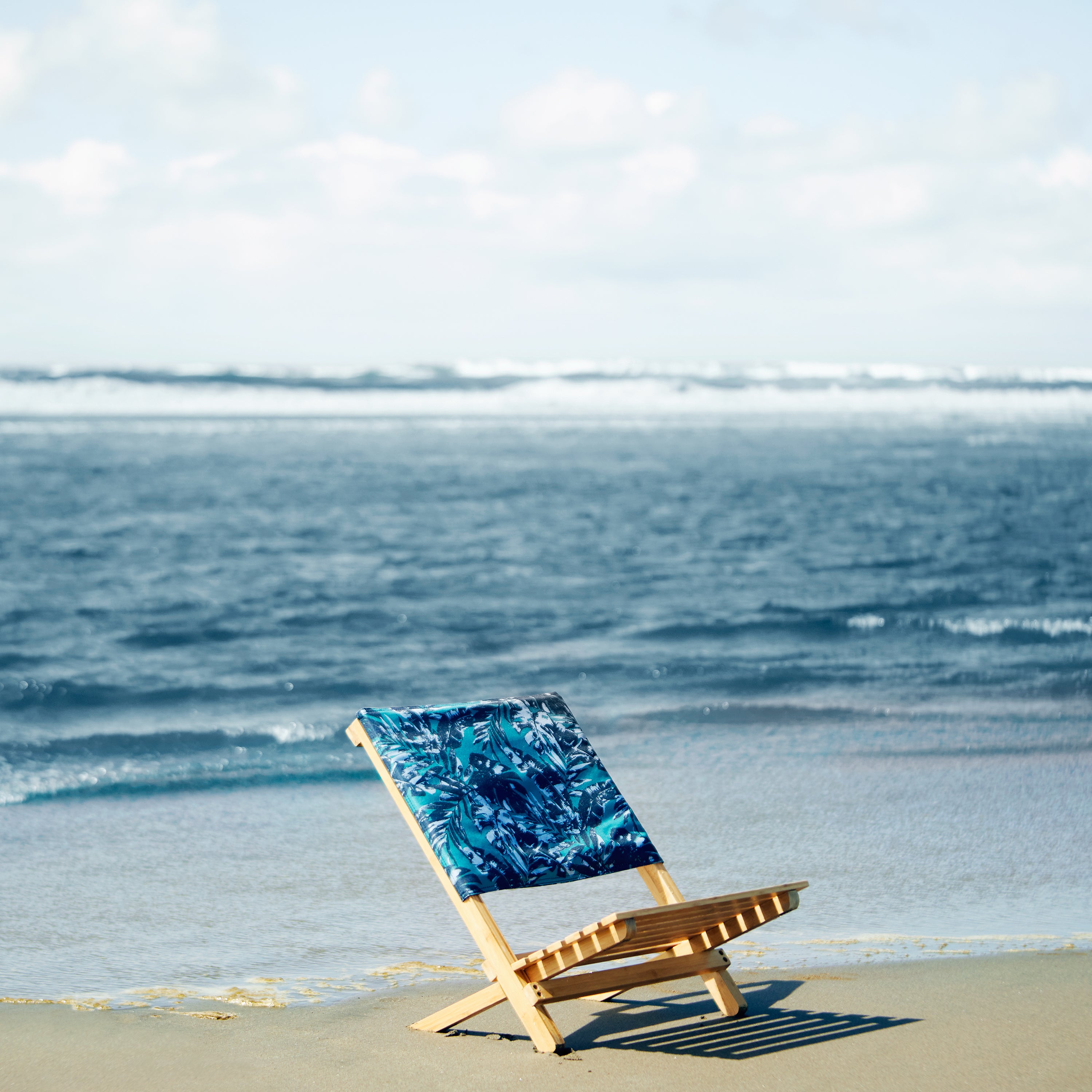 DOFCH_PATIO_DUCK_BeachChair_OlympicForest_Lifestyle_Waves_Square.jpg
