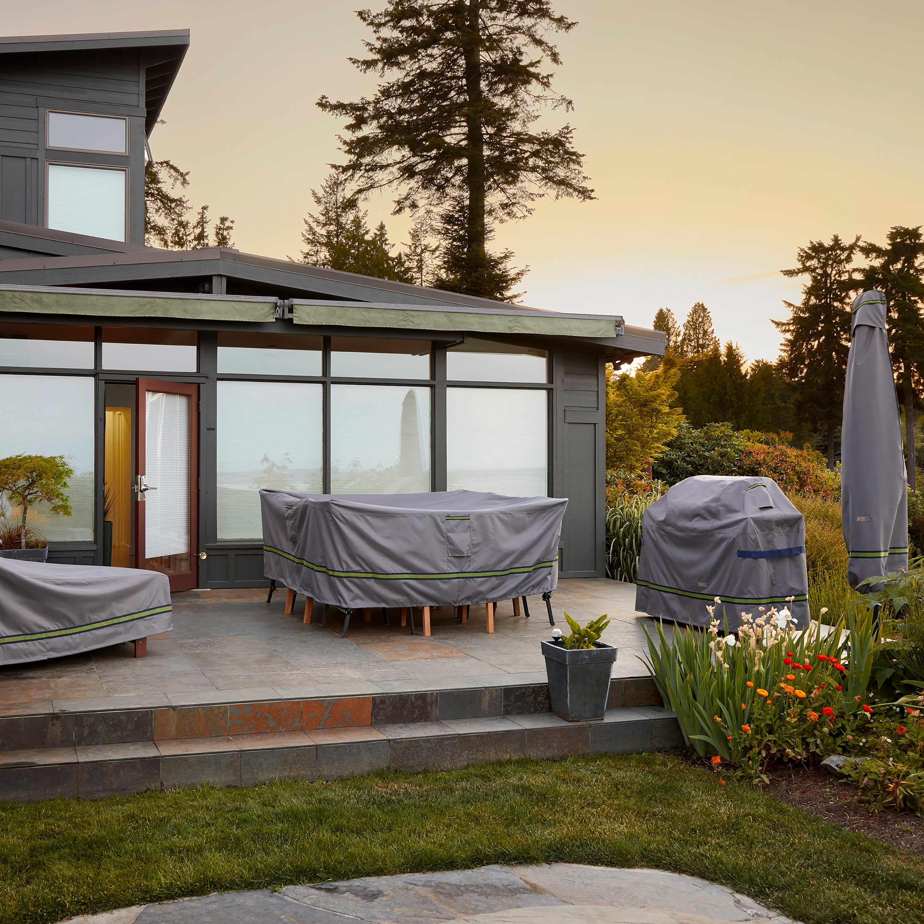 duck covers patio umbrella Covers: Umbrellas along with an installation wand that makes it easy to install while the umbrella is in place Duck Covers Soteria RainProof Patio